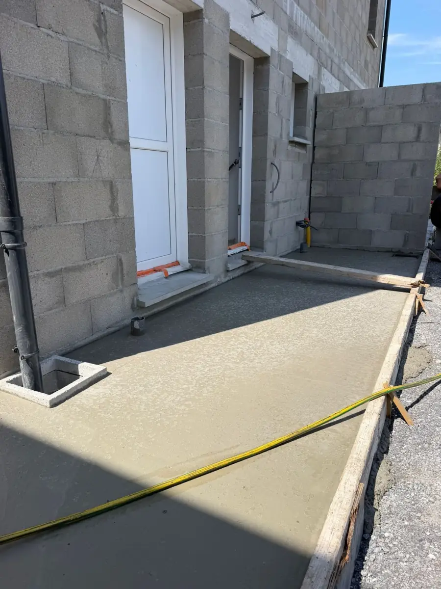 Accès béton le long d’une maison