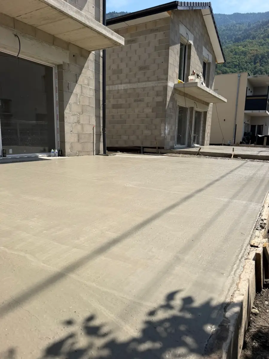 Dalle béton extérieure fraîchement coulée