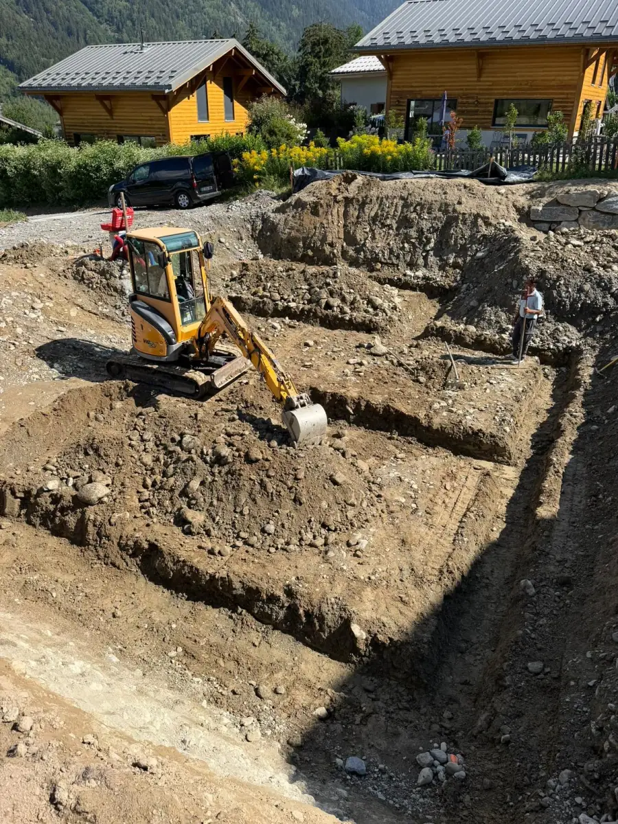 Terrassement de fondations sur un terrain en Savoie